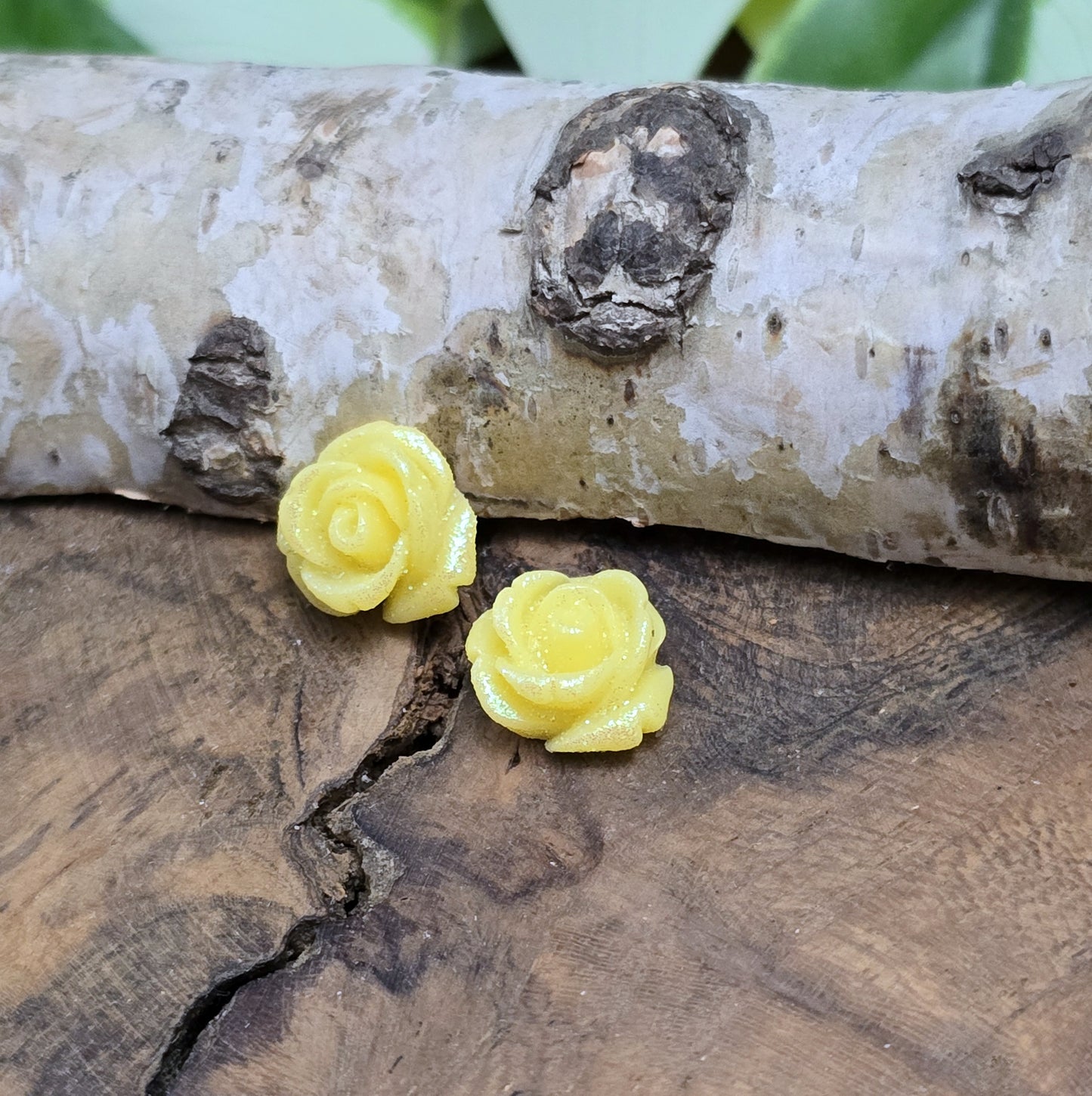 Das Bild zeigt glitzernde Röschen aus Resin – 11mm – Gelb – Strahlende Akzente für deine Schmuckkreationen ✨🌼