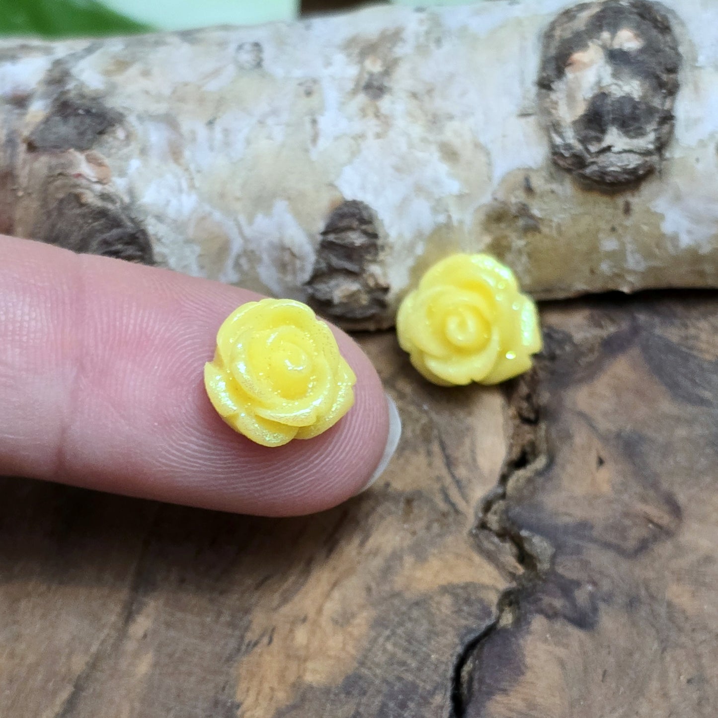 Das Bild zeigt glitzernde Röschen aus Resin – 11mm – Gelb – Strahlende Akzente für deine Schmuckkreationen ✨🌼