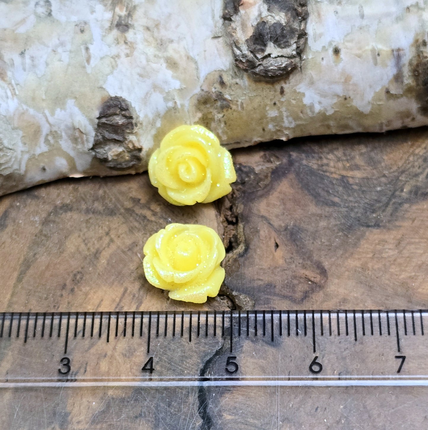 Das Bild zeigt glitzernde Röschen aus Resin – 11mm – Gelb – Strahlende Akzente für deine Schmuckkreationen ✨🌼