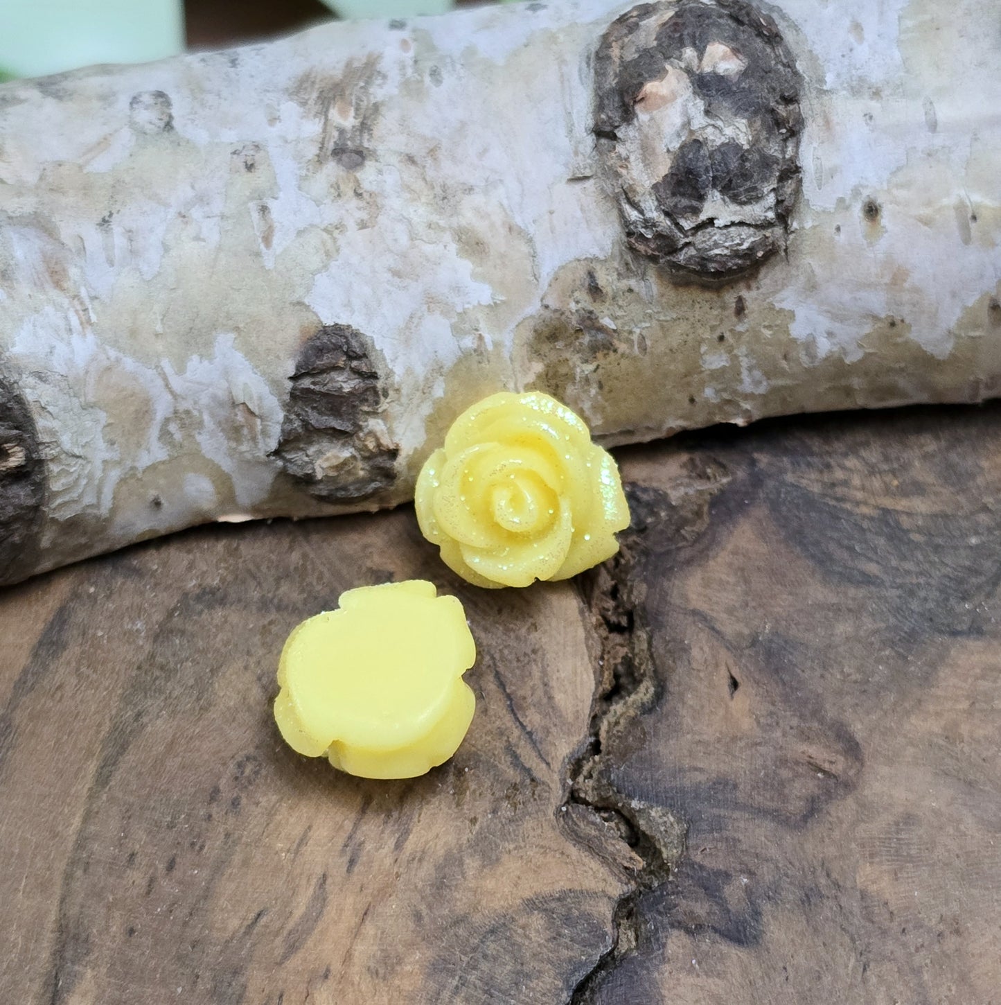 Das Bild zeigt glitzernde Röschen aus Resin – 11mm – Gelb – Strahlende Akzente für deine Schmuckkreationen ✨🌼