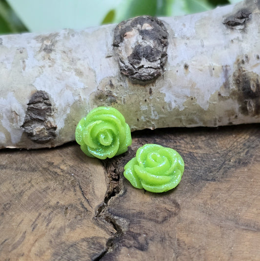 Das Bild zeigt glitzernde Röschen aus Resin – 11mm – Grün – Frische Eleganz für deine Schmuckkreationen ✨🌿