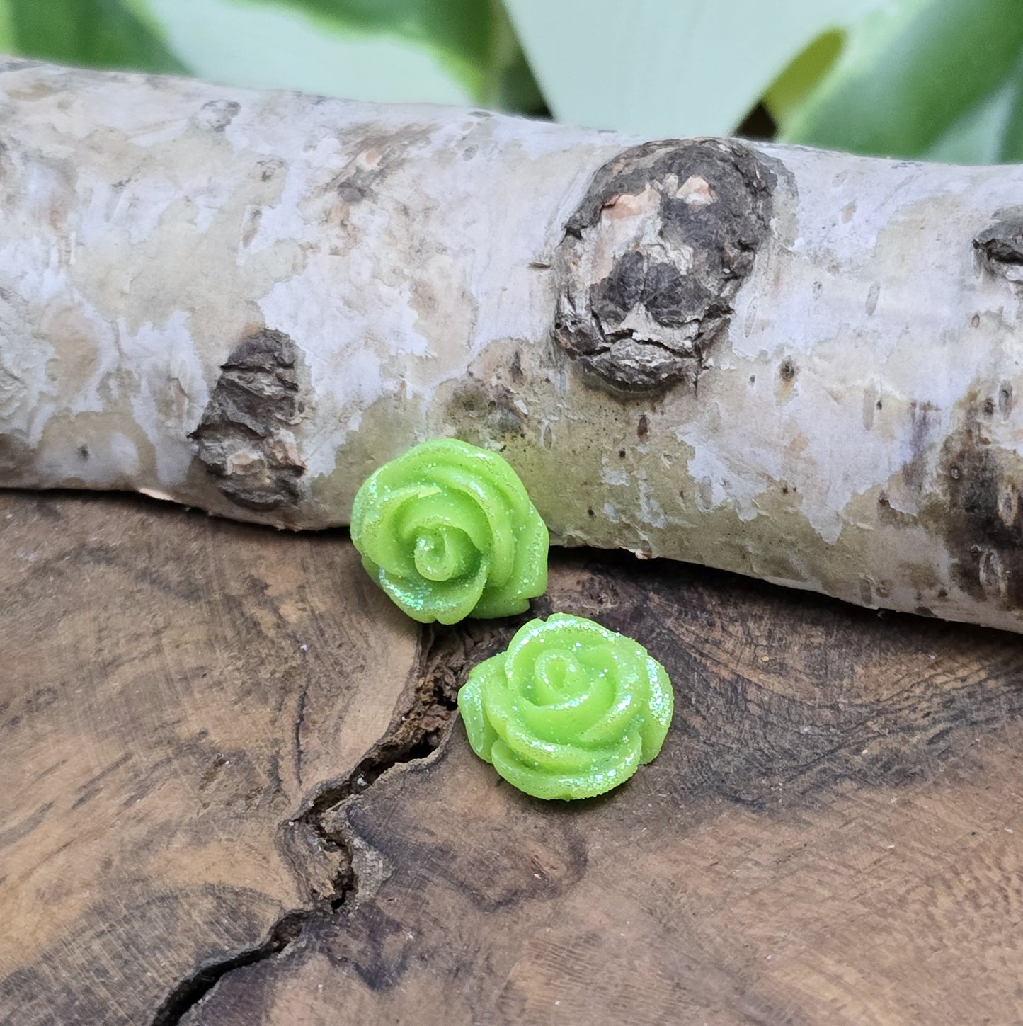 Das Bild zeigt glitzernde Röschen aus Resin – 11mm – Grün – Frische Eleganz für deine Schmuckkreationen ✨🌿
