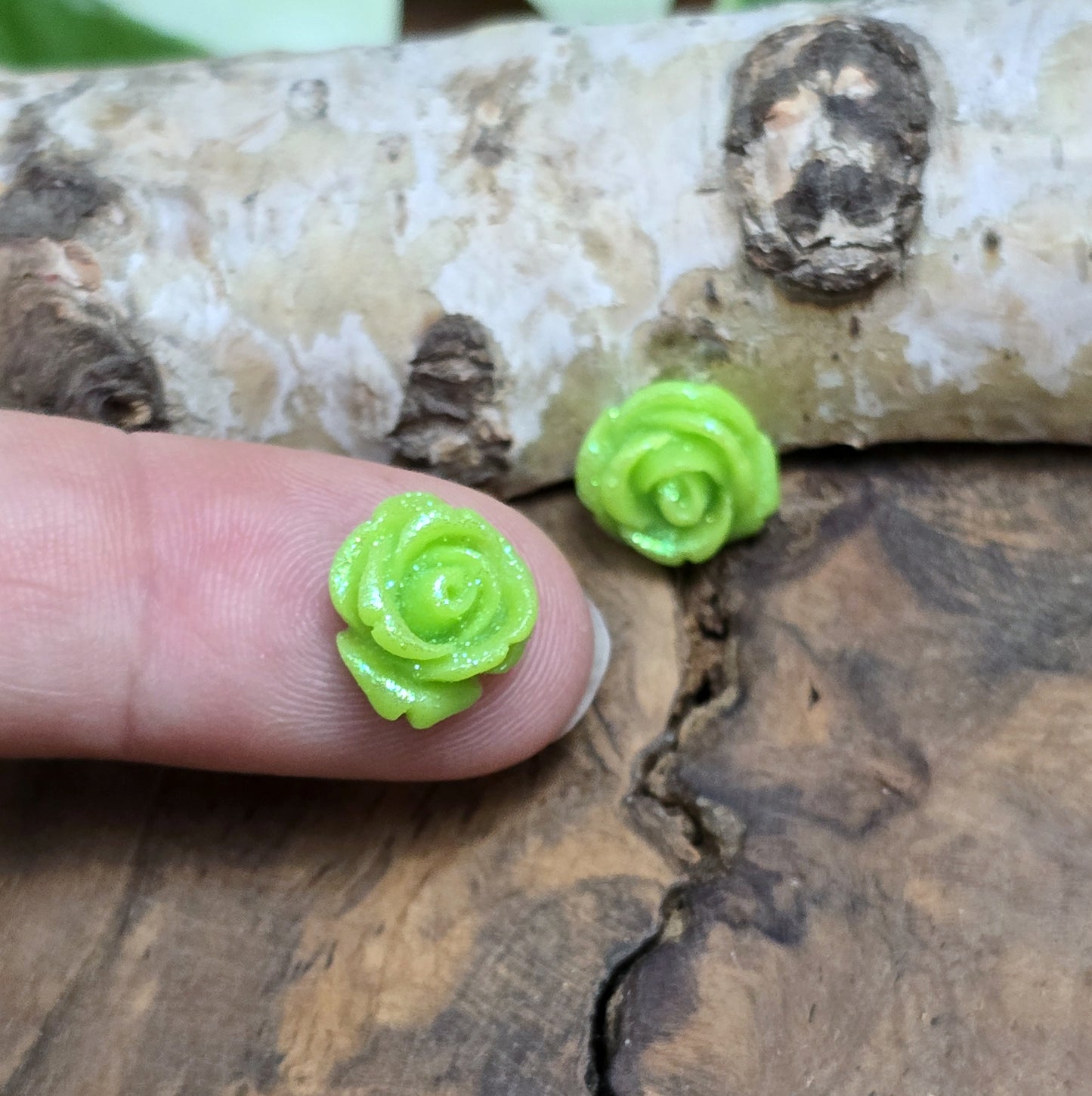 Das Bild zeigt glitzernde Röschen aus Resin – 11mm – Grün – Frische Eleganz für deine Schmuckkreationen ✨🌿