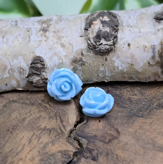Das Bild zeigt glitzernde Röschen aus Resin – 11mm – Blau – Elegante Blütenpracht für deine Schmuckkreationen ✨🌊