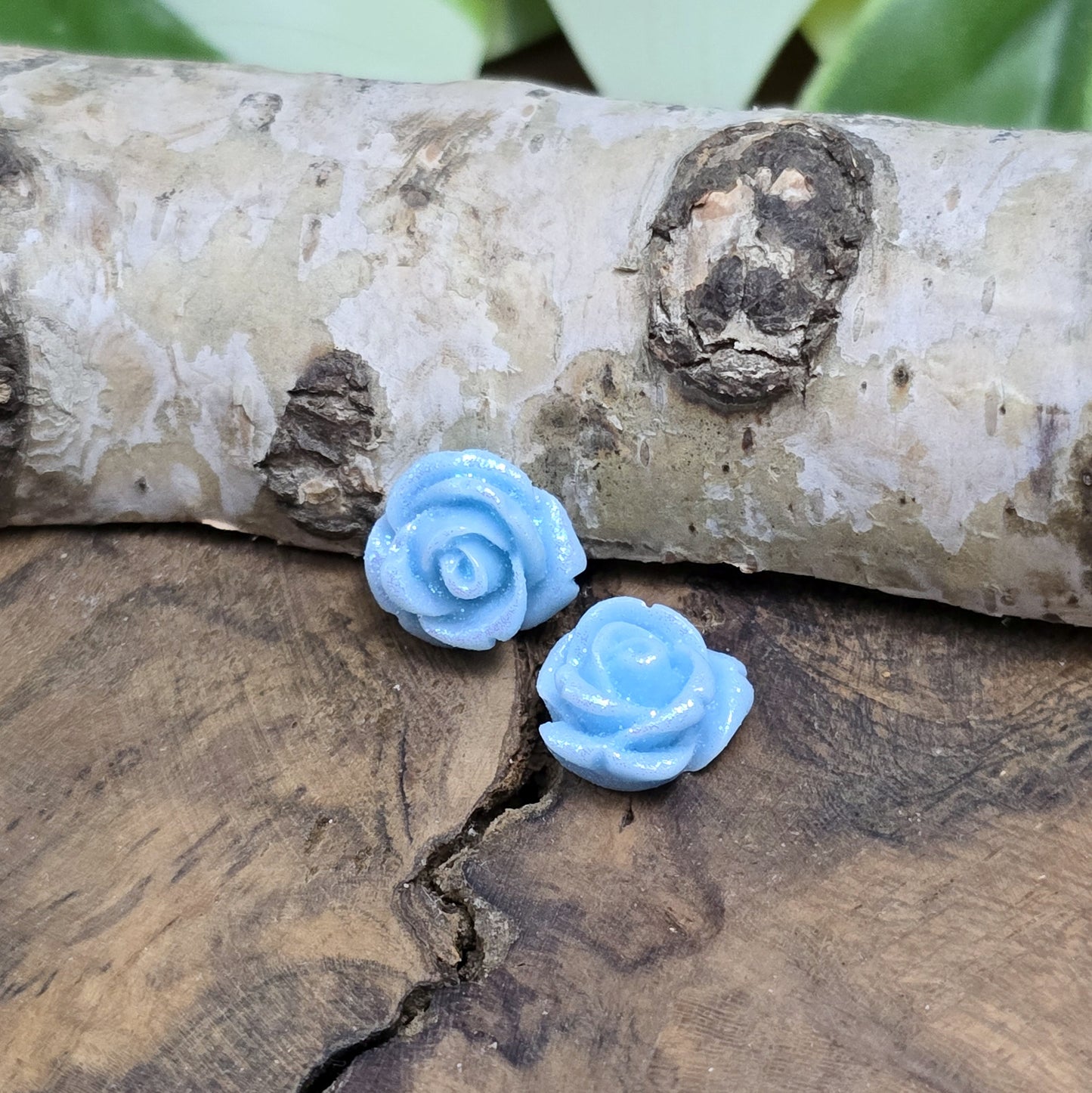 Das Bild zeigt glitzernde Röschen aus Resin – 11mm – Blau – Elegante Blütenpracht für deine Schmuckkreationen ✨🌊