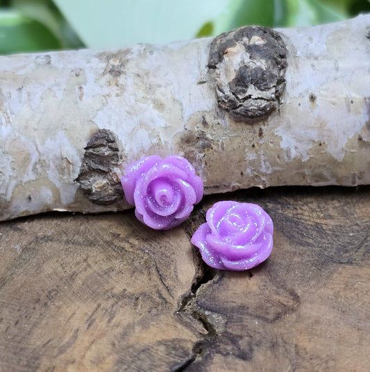Das Bild zeigt glitzernde Röschen aus Resin – 11mm – Violett – Romantische Blüten für funkelnde Schmuckkreationen ✨💜
