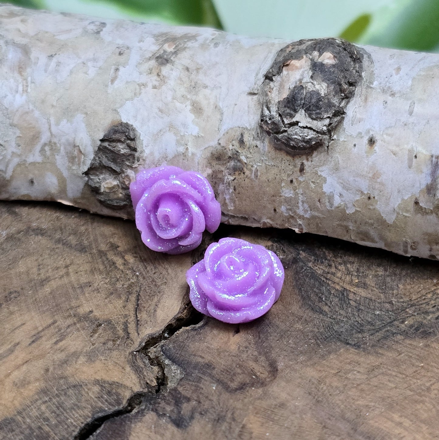 Das Bild zeigt glitzernde Röschen aus Resin – 11mm – Violett – Romantische Blüten für funkelnde Schmuckkreationen ✨💜