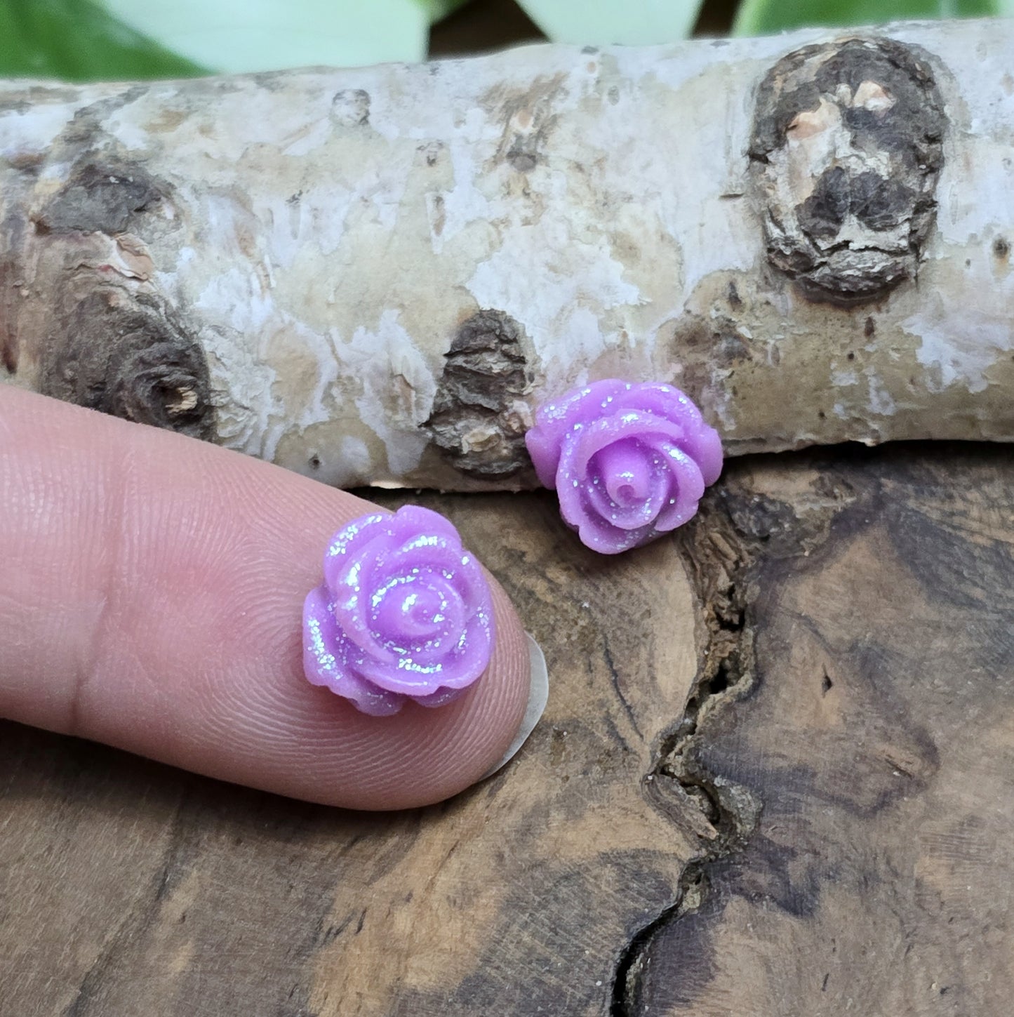 Das Bild zeigt glitzernde Röschen aus Resin – 11mm – Violett – Romantische Blüten für funkelnde Schmuckkreationen ✨💜
