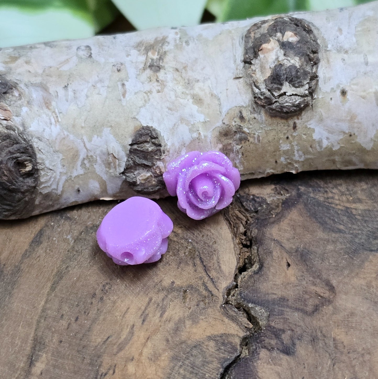 Das Bild zeigt glitzernde Röschen aus Resin – 11mm – Violett – Romantische Blüten für funkelnde Schmuckkreationen ✨💜