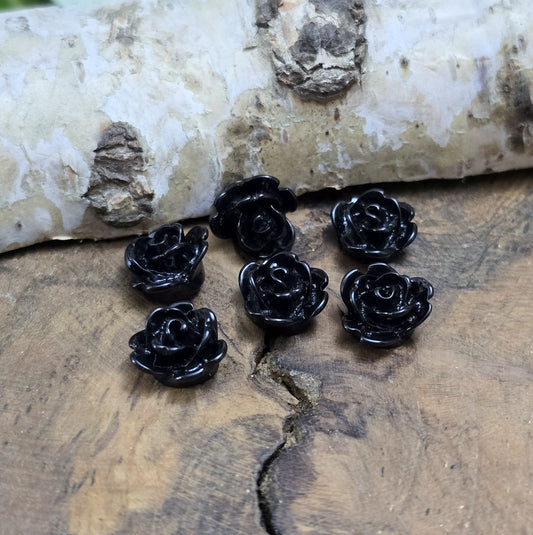 Das Bild zeigt Mini Röschen Cabochon – 8mm – Schwarz – Elegant und stilvoll für deine Schmuckkreationen 🖤🌹