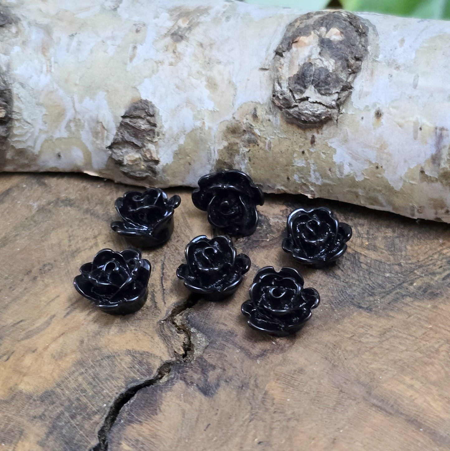 Das Bild zeigt Mini Röschen Cabochon – 8mm – Schwarz – Elegant und stilvoll für deine Schmuckkreationen 🖤🌹