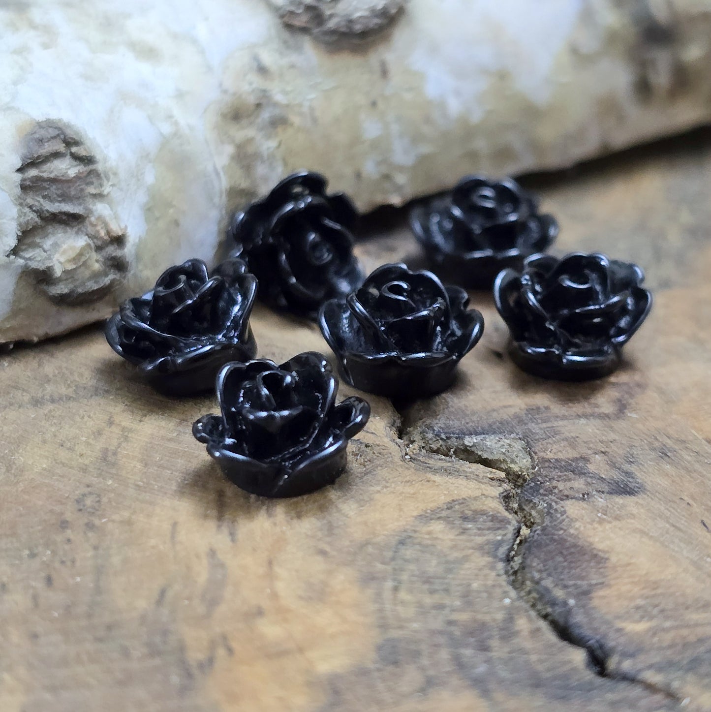 Das Bild zeigt Mini Röschen Cabochon – 8mm – Schwarz – Elegant und stilvoll für deine Schmuckkreationen 🖤🌹