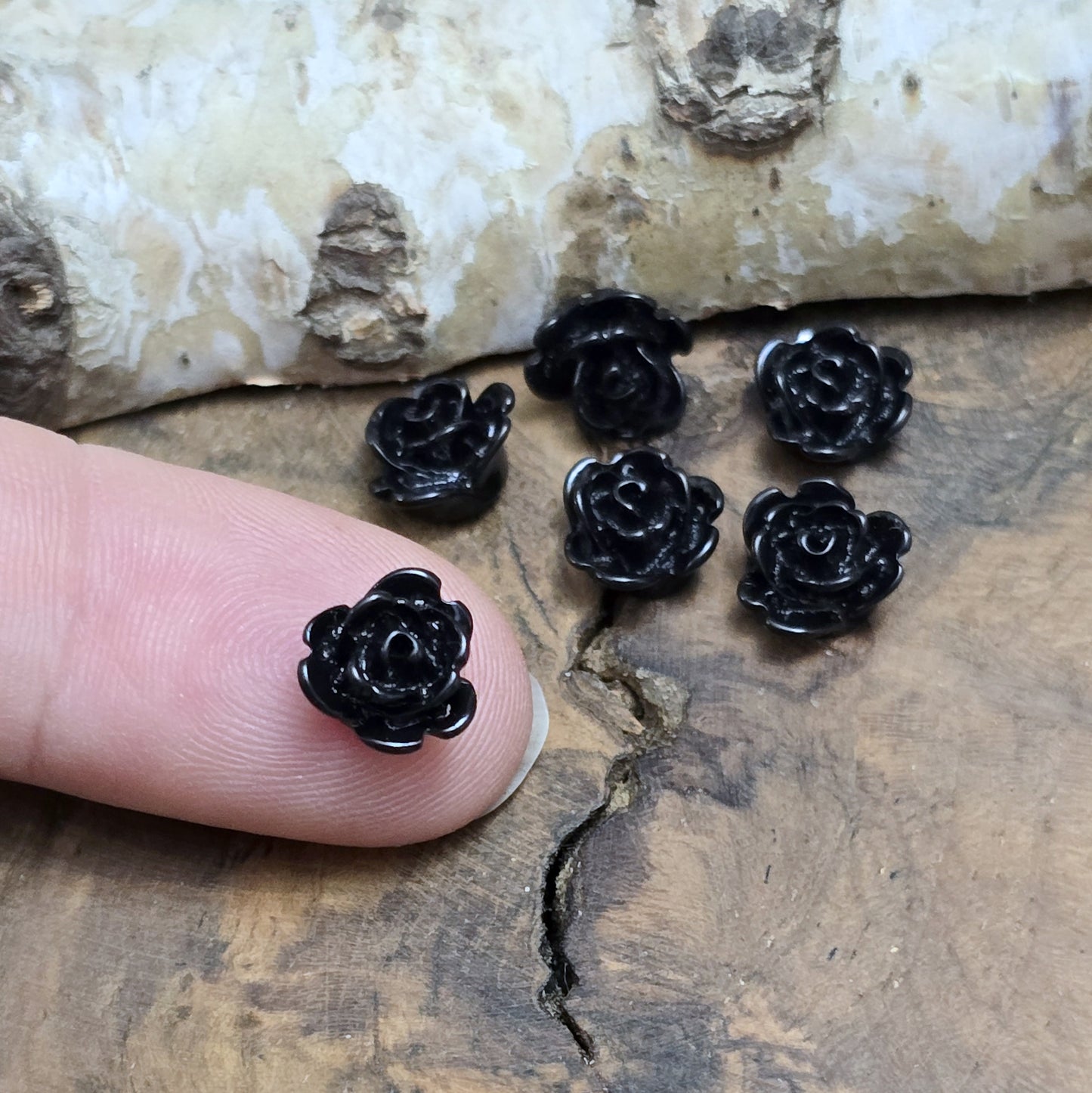 Das Bild zeigt Mini Röschen Cabochon – 8mm – Schwarz – Elegant und stilvoll für deine Schmuckkreationen 🖤🌹