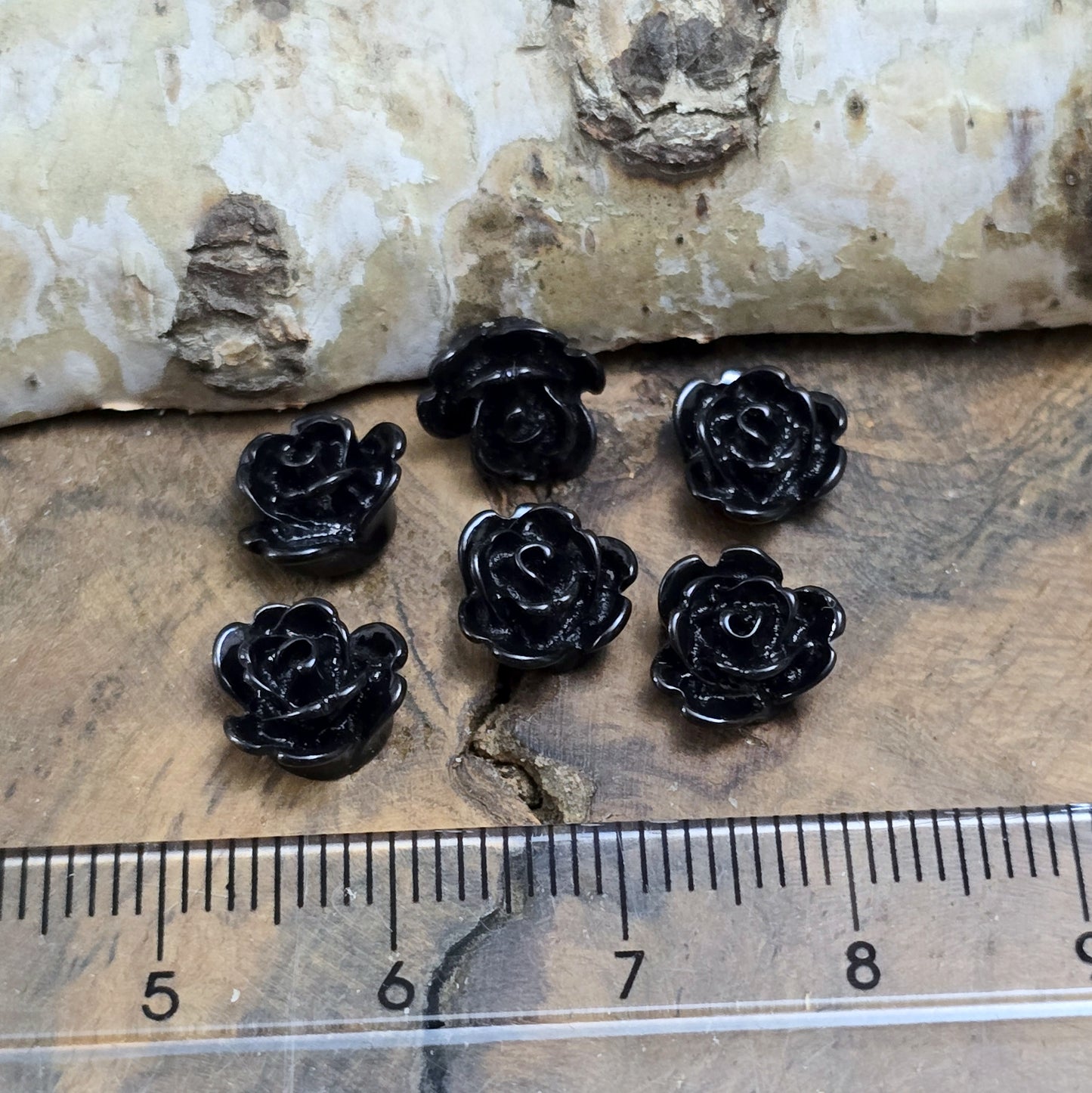 Das Bild zeigt Mini Röschen Cabochon – 8mm – Schwarz – Elegant und stilvoll für deine Schmuckkreationen 🖤🌹