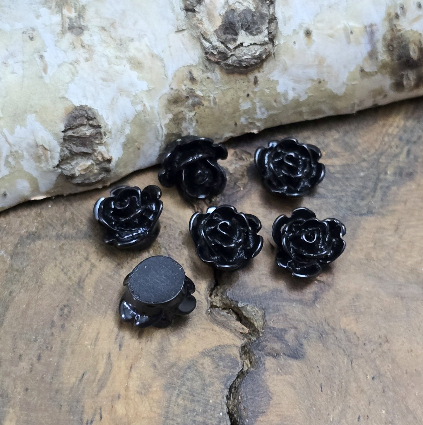 Das Bild zeigt Mini Röschen Cabochon – 8mm – Schwarz – Elegant und stilvoll für deine Schmuckkreationen 🖤🌹