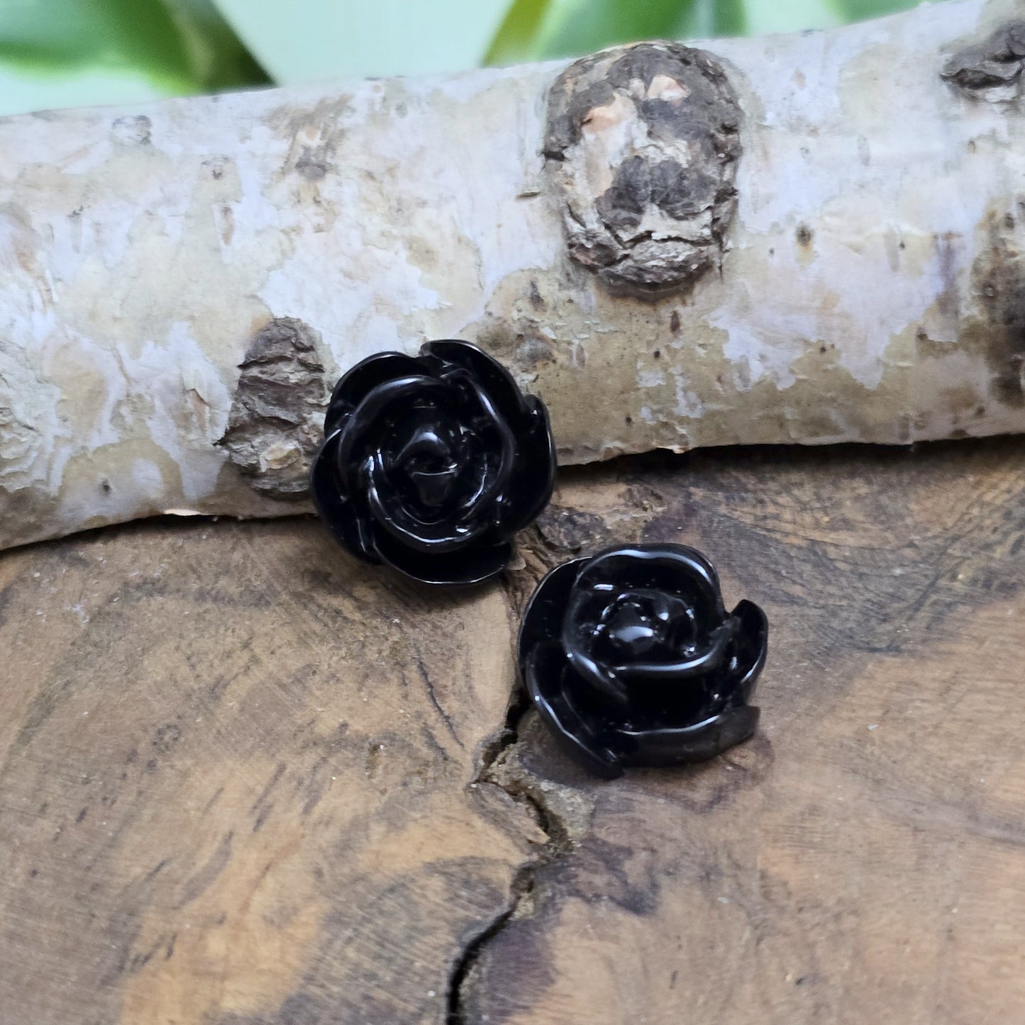 Das Bild zeigt Cabochons Rose – 13mm – Schwarz – Eleganz für deine Schmuckkreationen 🖤🌹