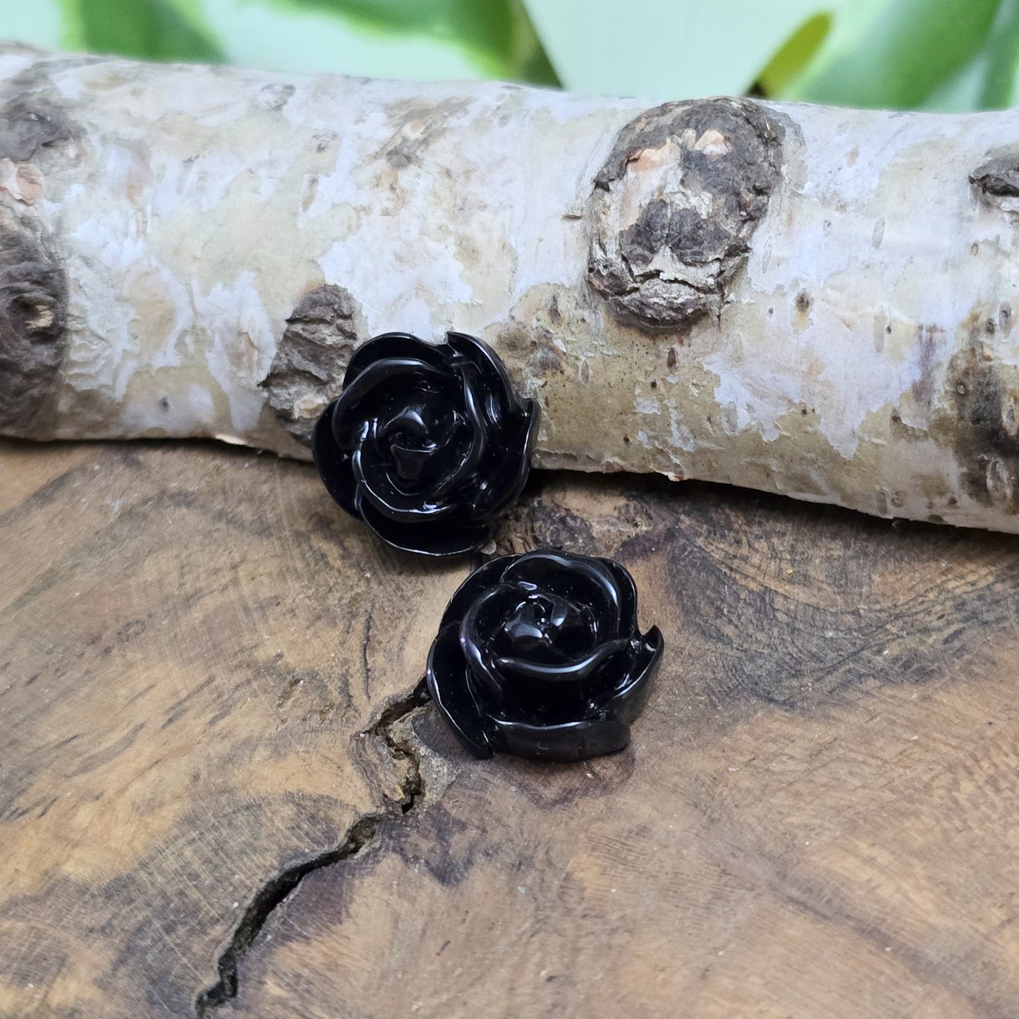 Das Bild zeigt Cabochons Rose – 13mm – Schwarz – Eleganz für deine Schmuckkreationen 🖤🌹