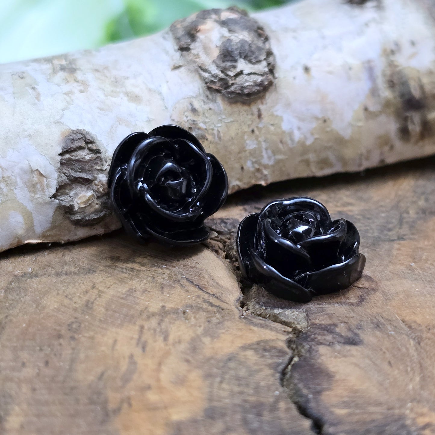 Das Bild zeigt Cabochons Rose – 13mm – Schwarz – Eleganz für deine Schmuckkreationen 🖤🌹