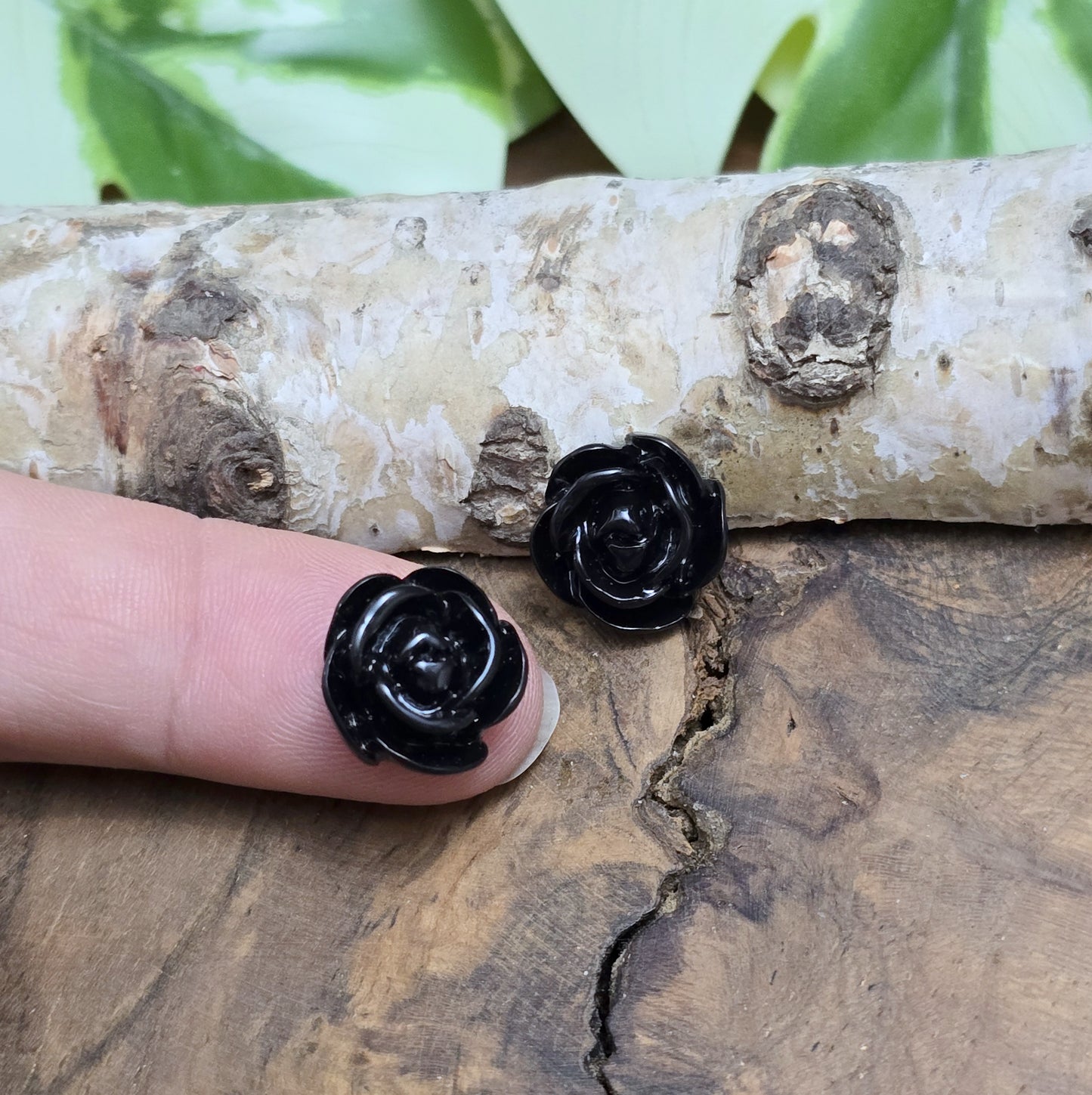 Das Bild zeigt Cabochons Rose – 13mm – Schwarz – Eleganz für deine Schmuckkreationen 🖤🌹