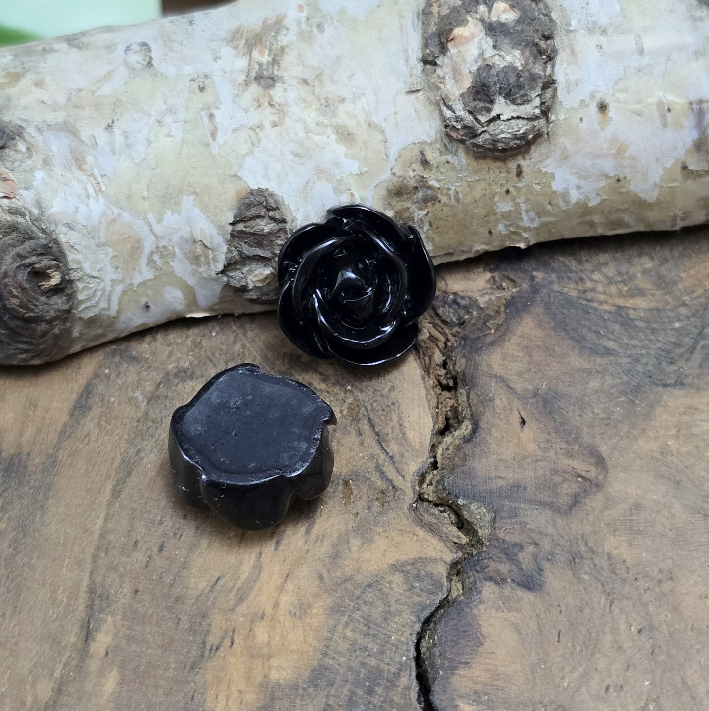 Das Bild zeigt Cabochons Rose – 13mm – Schwarz – Eleganz für deine Schmuckkreationen 🖤🌹