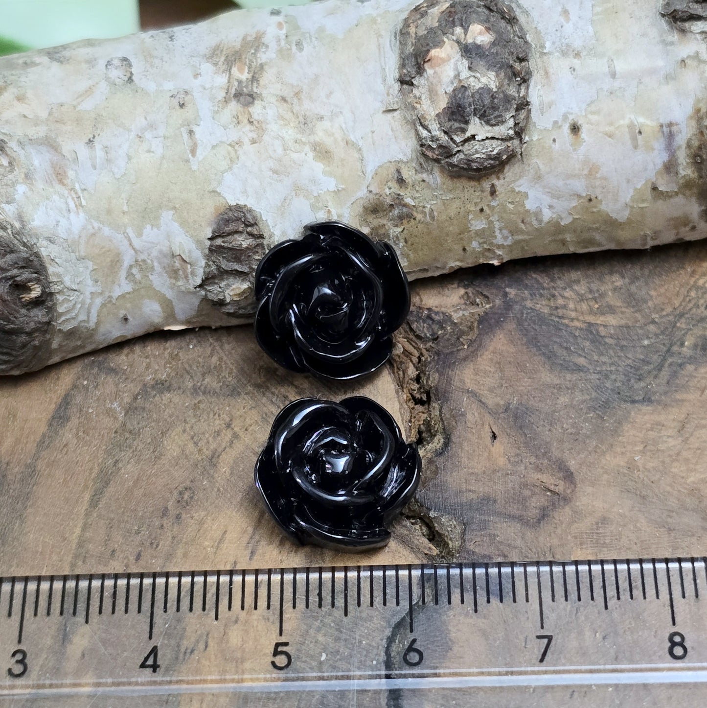 Das Bild zeigt Cabochons Rose – 13mm – Schwarz – Eleganz für deine Schmuckkreationen 🖤🌹