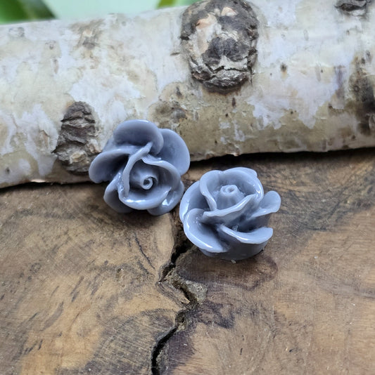 Das Bild zeig Cabochons Rose – 14mm – Grau – Zeitlose Eleganz für deine Schmuckkreationen 🌹✨