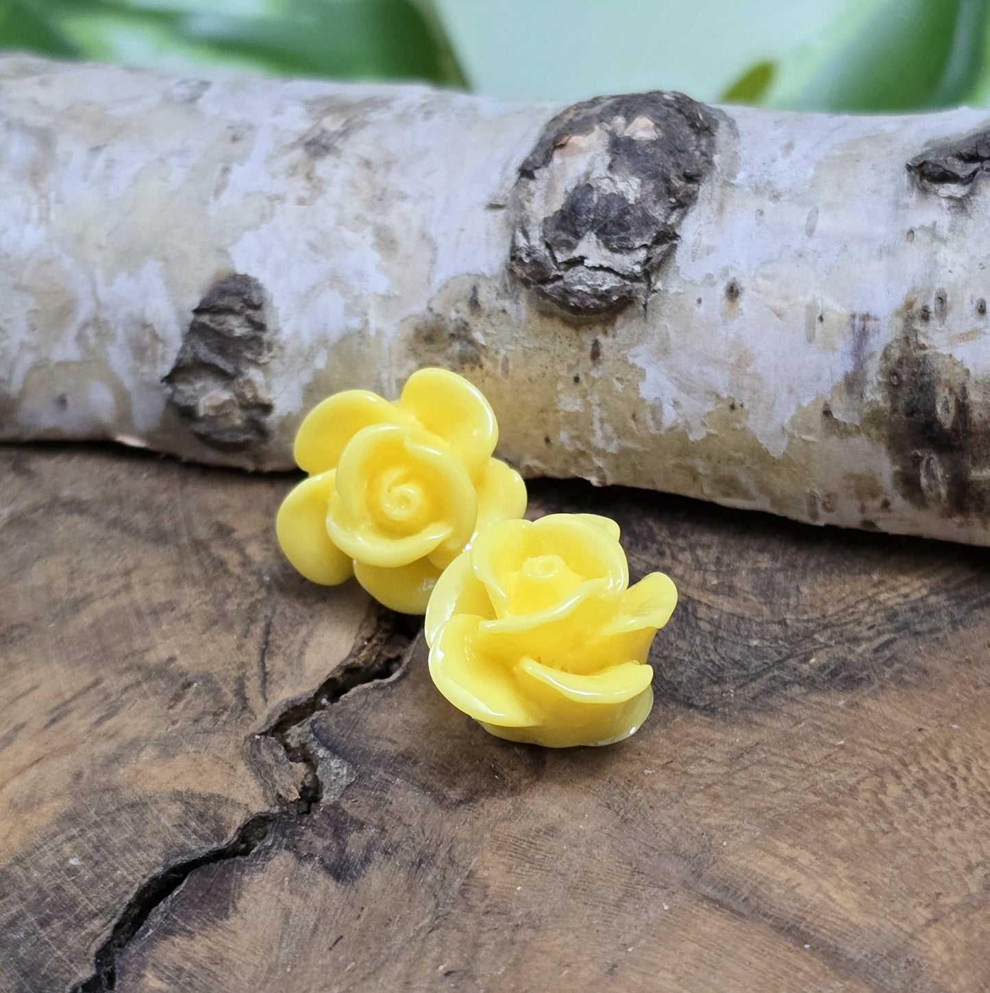 Das Bild zeigt Cabochons Rose – 14mm – Gelb – Fröhliche Akzente für deine Schmuckkreationen 🌟🌼