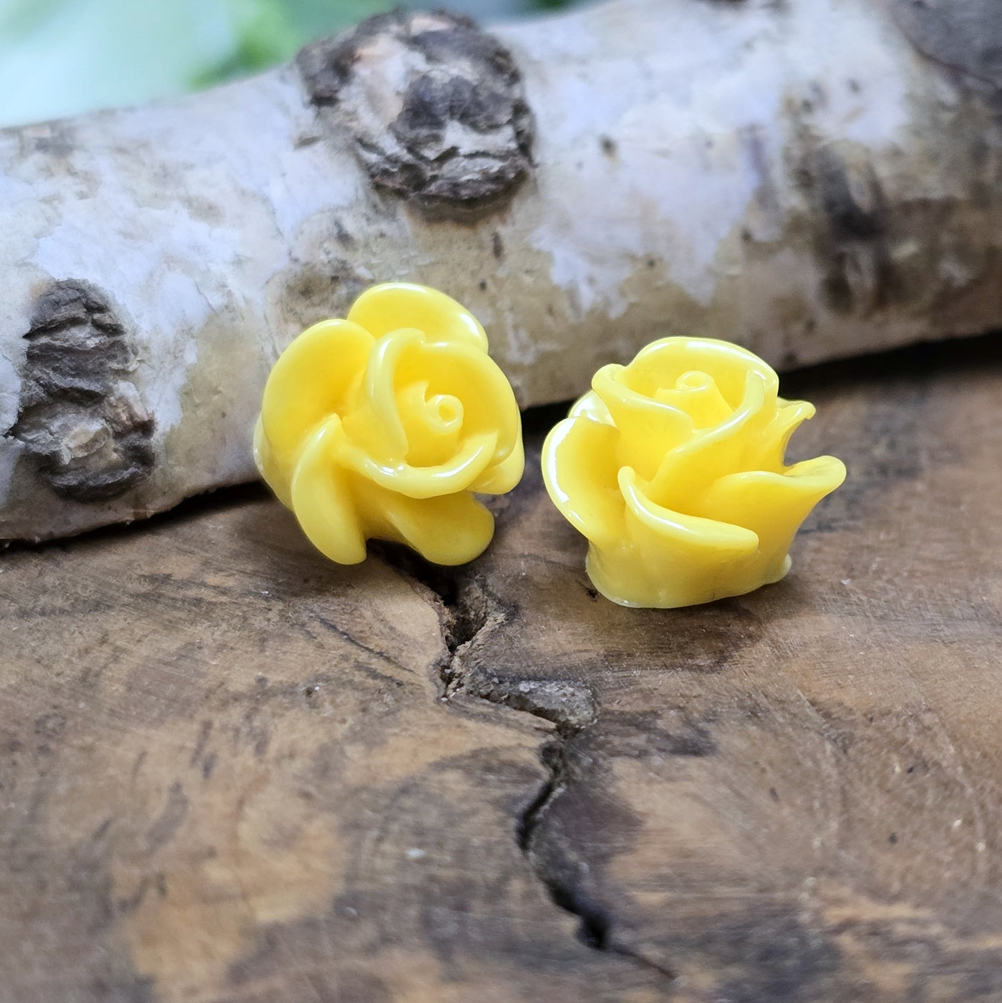 Das Bild zeigt Cabochons Rose – 14mm – Gelb – Fröhliche Akzente für deine Schmuckkreationen 🌟🌼