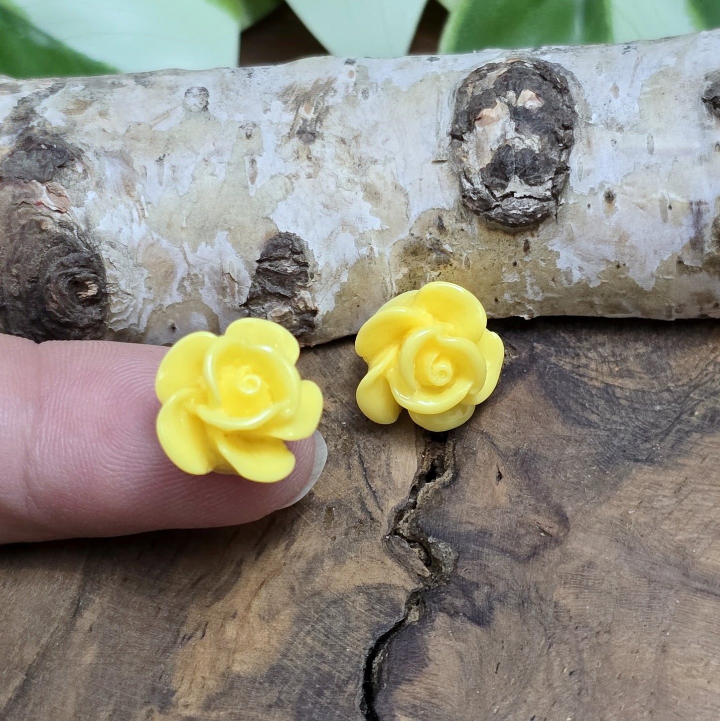 Das Bild zeigt Cabochons Rose – 14mm – Gelb – Fröhliche Akzente für deine Schmuckkreationen 🌟🌼