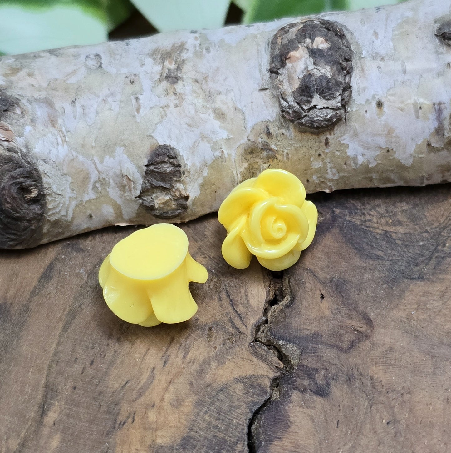 Das Bild zeigt Cabochons Rose – 14mm – Gelb – Fröhliche Akzente für deine Schmuckkreationen 🌟🌼