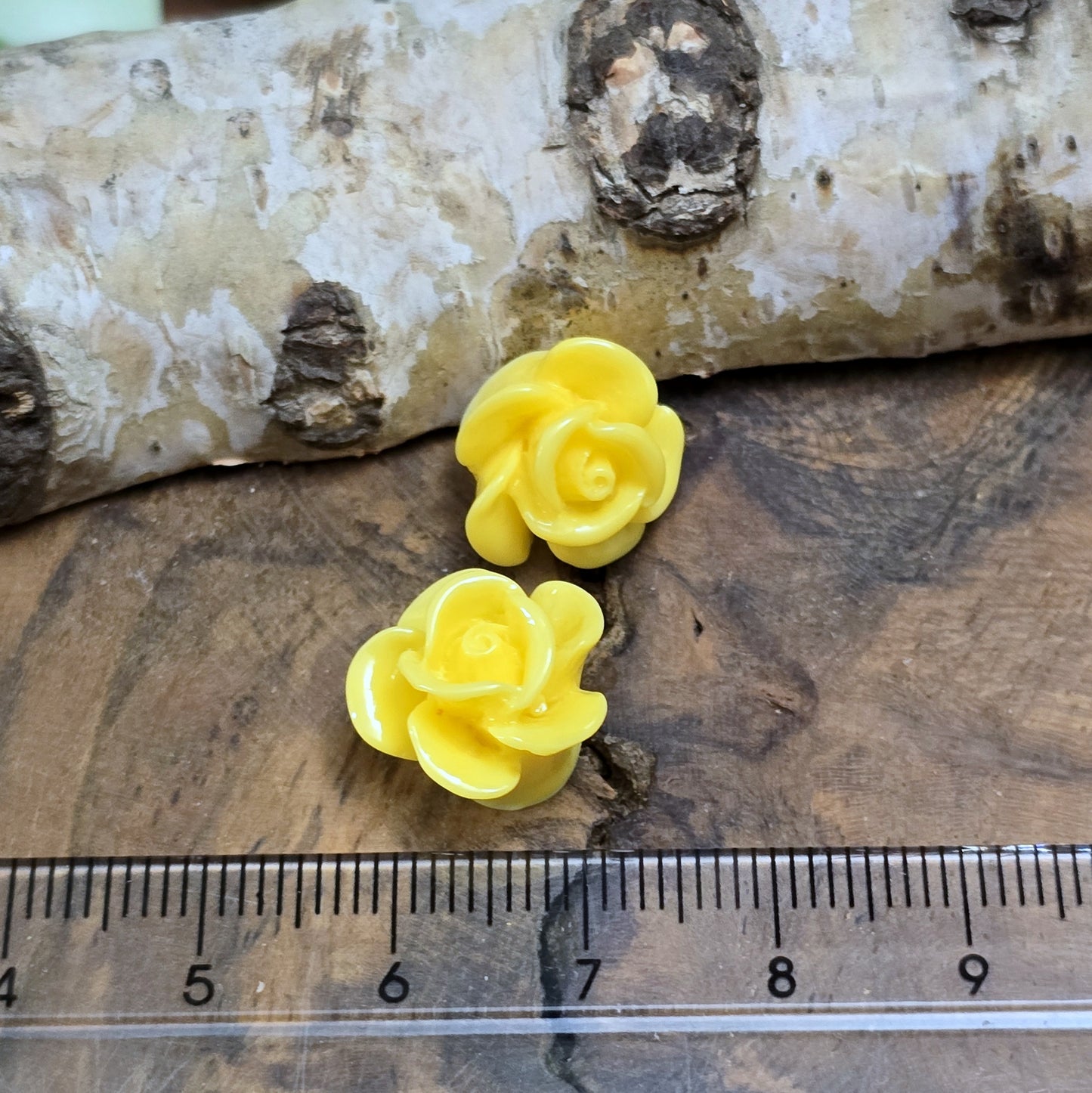Das Bild zeigt Cabochons Rose – 14mm – Gelb – Fröhliche Akzente für deine Schmuckkreationen 🌟🌼