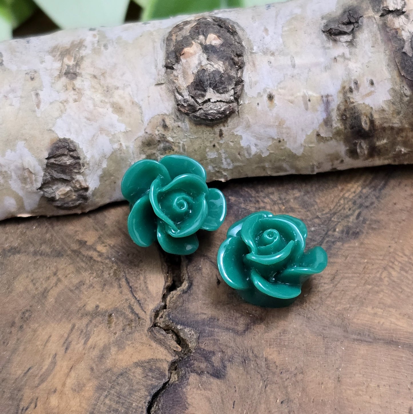 Das Bild zeigt Cabochons Rose – 14mm – Smaragdgrün – Edle Akzente für deine Schmuckkreationen 💚🌹