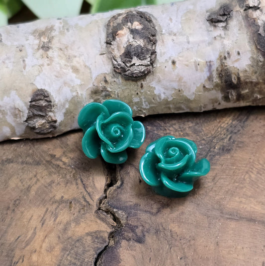 Das Bild zeigt Cabochons Rose – 14mm – Smaragdgrün – Edle Akzente für deine Schmuckkreationen 💚🌹