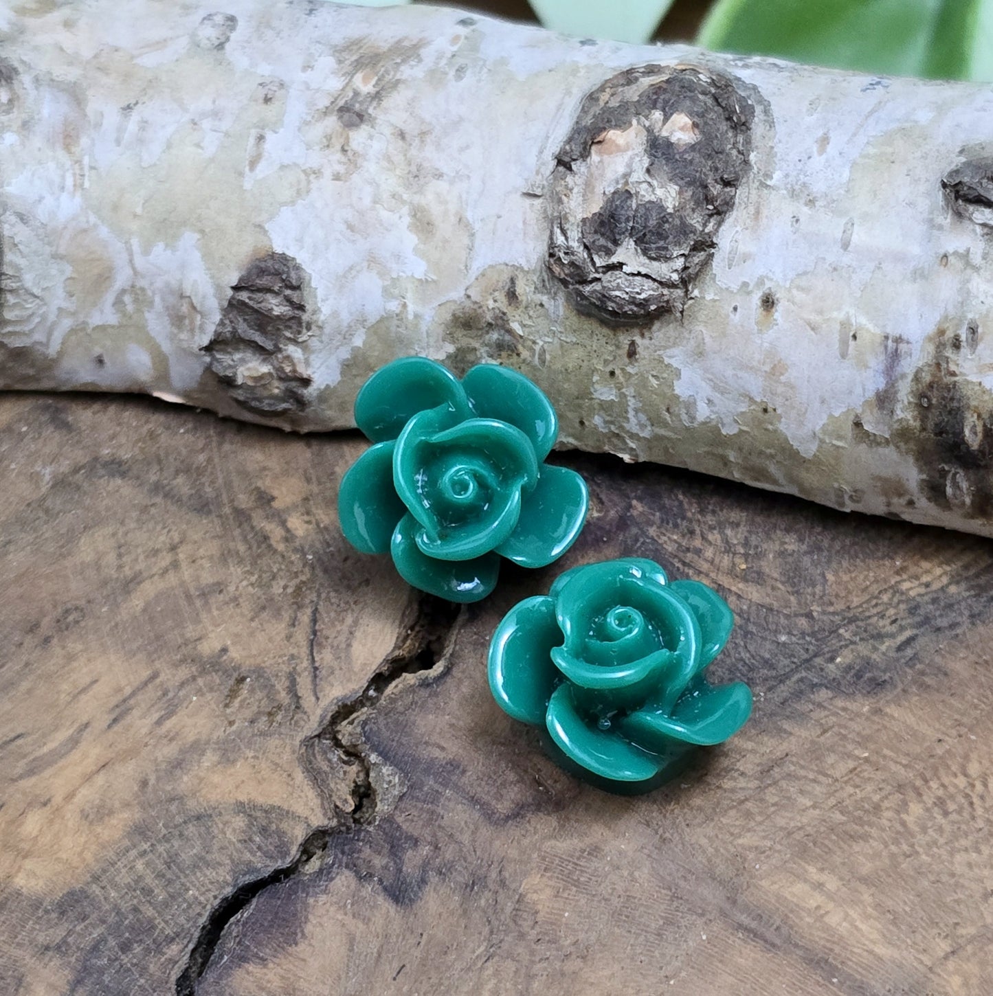 Das Bild zeigt Cabochons Rose – 14mm – Smaragdgrün – Edle Akzente für deine Schmuckkreationen 💚🌹