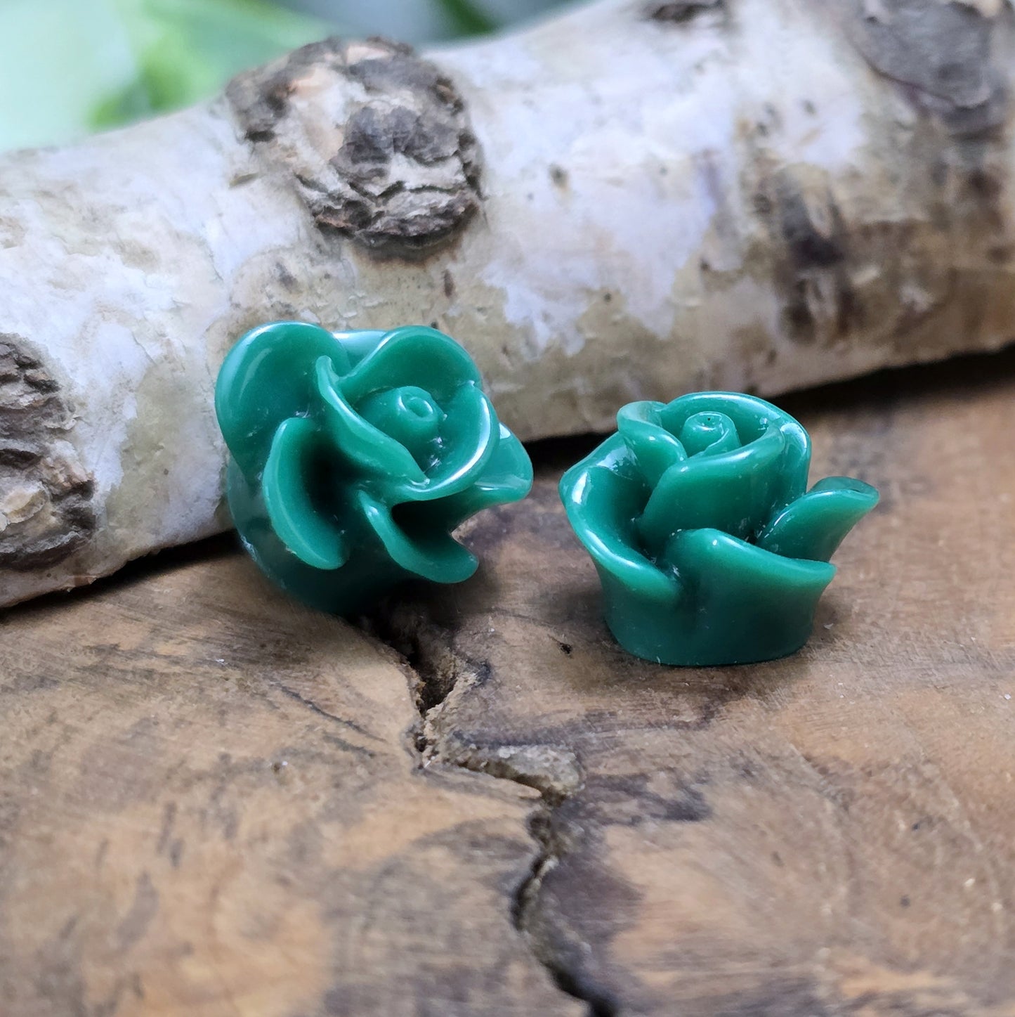 Das Bild zeigt Cabochons Rose – 14mm – Smaragdgrün – Edle Akzente für deine Schmuckkreationen 💚🌹