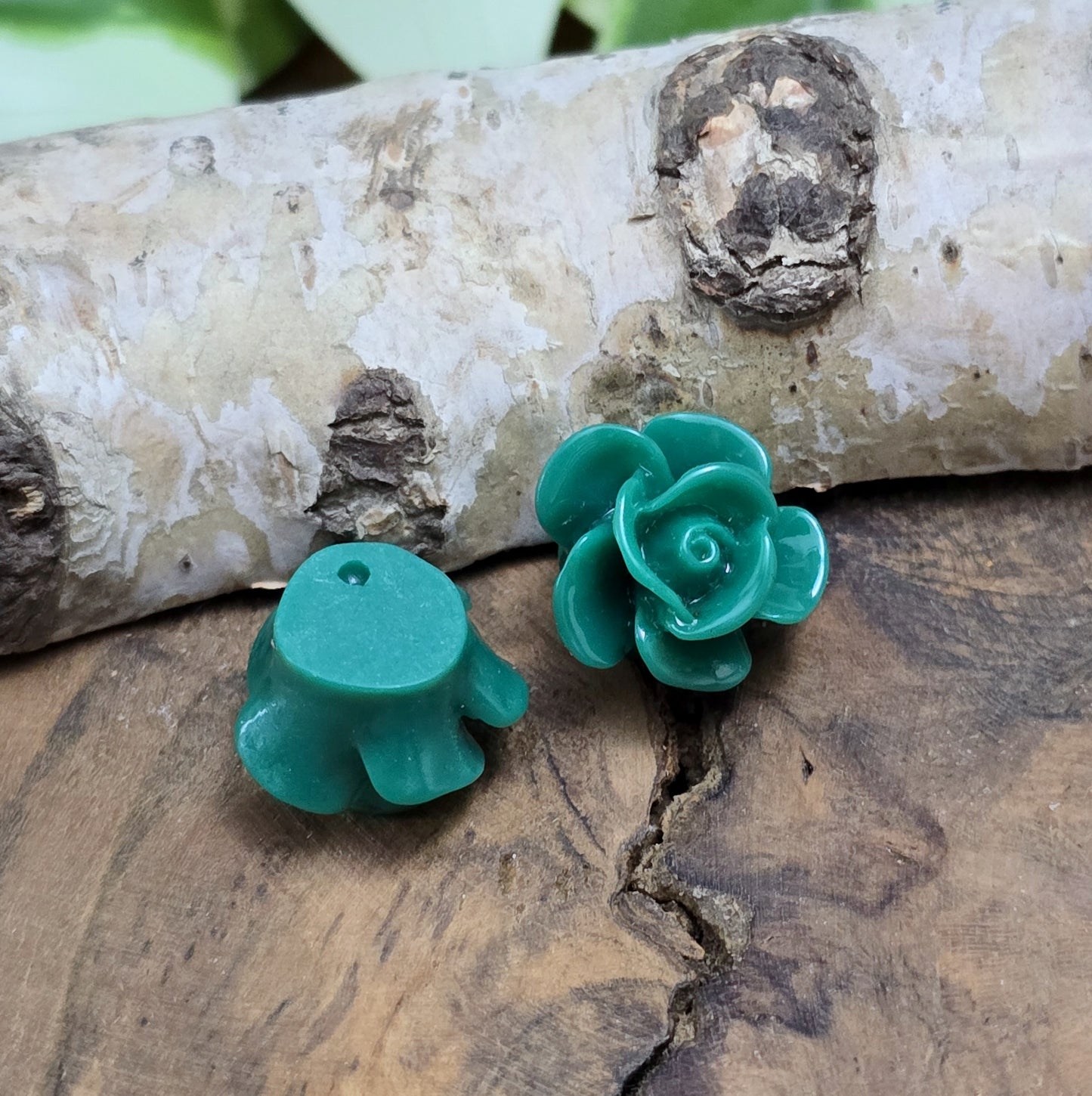 Das Bild zeigt Cabochons Rose – 14mm – Smaragdgrün – Edle Akzente für deine Schmuckkreationen 💚🌹