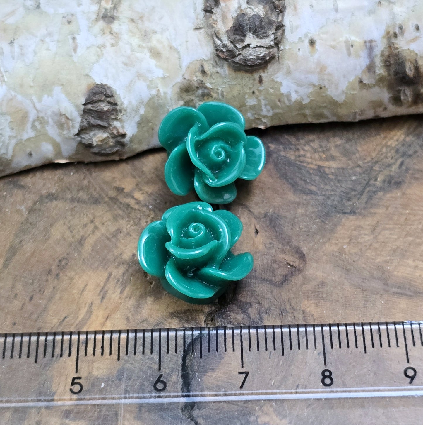 Das Bild zeigt Cabochons Rose – 14mm – Smaragdgrün – Edle Akzente für deine Schmuckkreationen 💚🌹