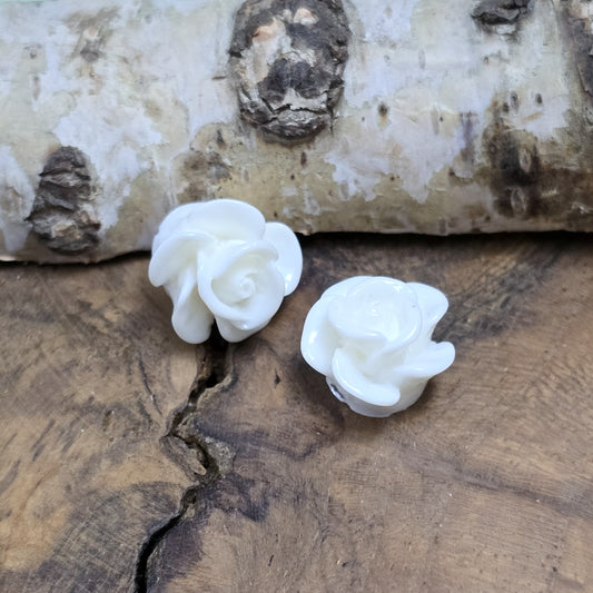 Das Bild zeigt Cabochons Rose – 14mm – Weiß – Zeitlose Eleganz für deine Schmuckkreationen 🤍🌹