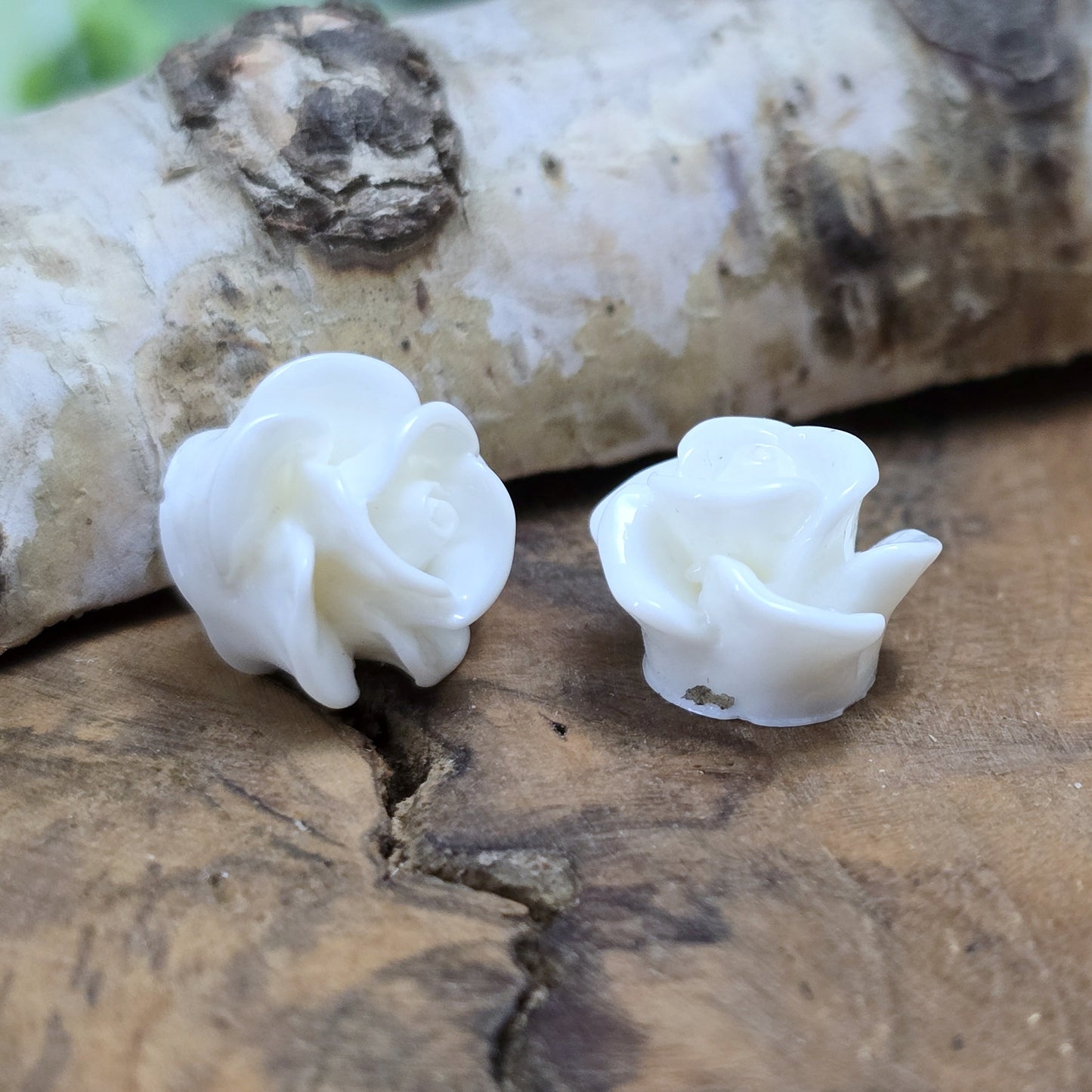 Das Bild zeigt Cabochons Rose – 14mm – Weiß – Zeitlose Eleganz für deine Schmuckkreationen 🤍🌹