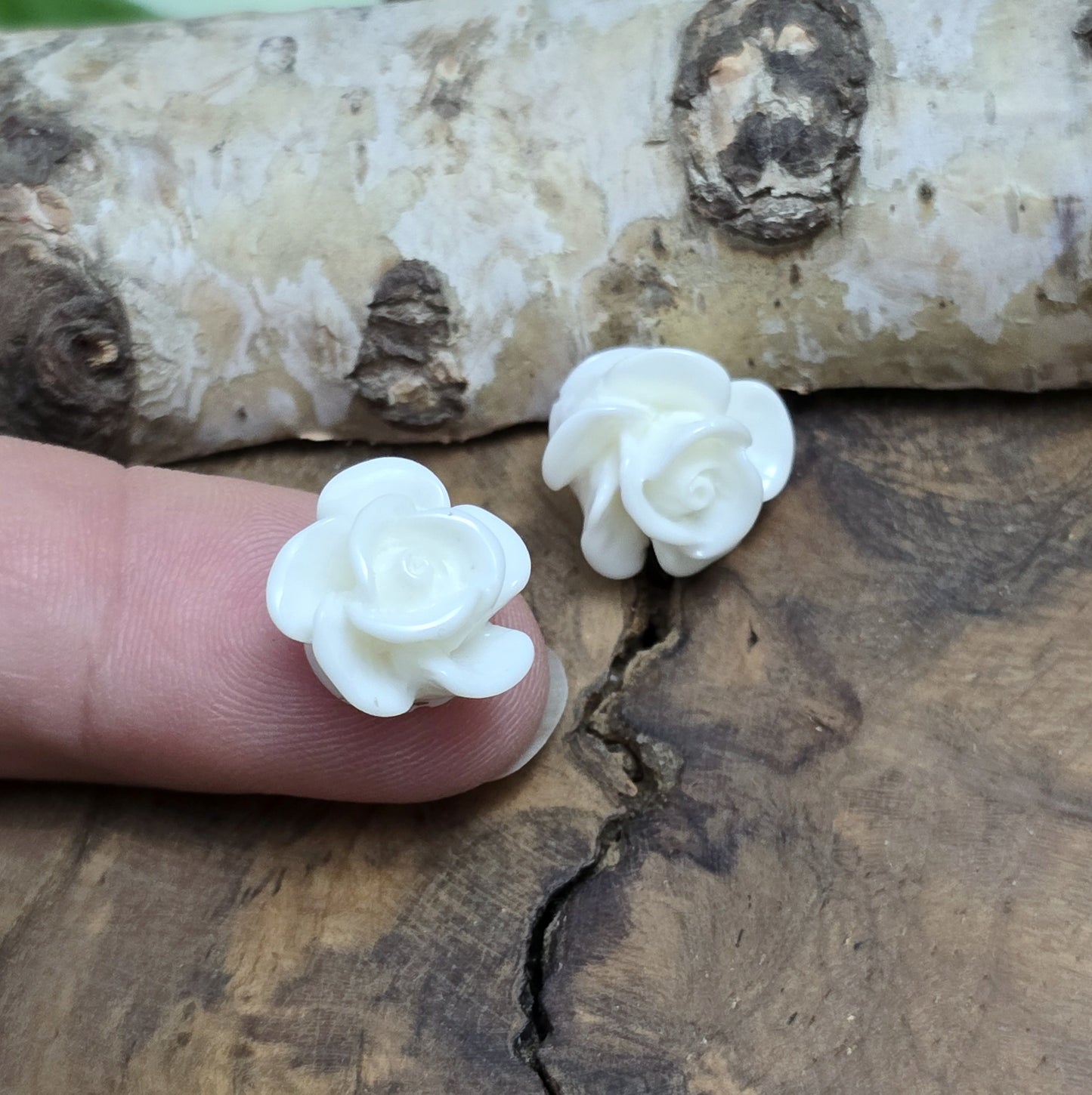 Das Bild zeigt Cabochons Rose – 14mm – Weiß – Zeitlose Eleganz für deine Schmuckkreationen 🤍🌹