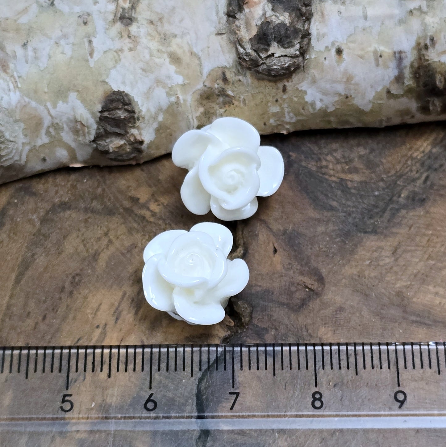 Das Bild zeigt Cabochons Rose – 14mm – Weiß – Zeitlose Eleganz für deine Schmuckkreationen 🤍🌹