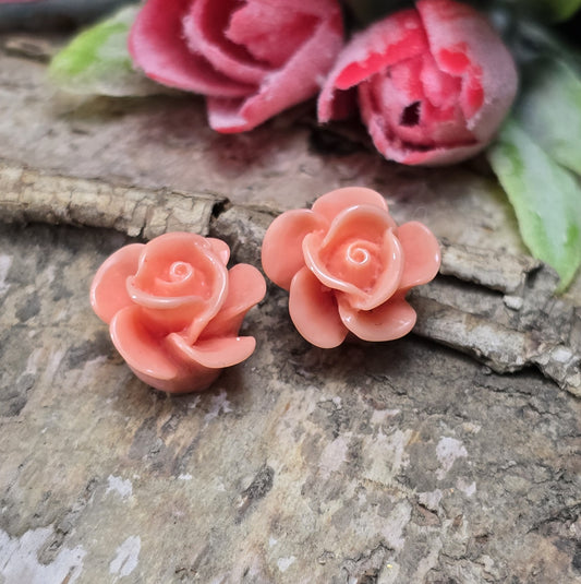 Das Bild zeigt 2 Cabochons Rose – 14mm – Altrosa – Romantische Akzente für deine Schmuckkreationen 🌸🌹