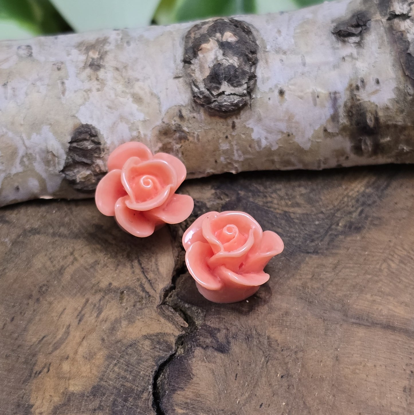 Das Bild zeigt 2 Cabochons Rose – 14mm – Altrosa – Romantische Akzente für deine Schmuckkreationen 🌸🌹