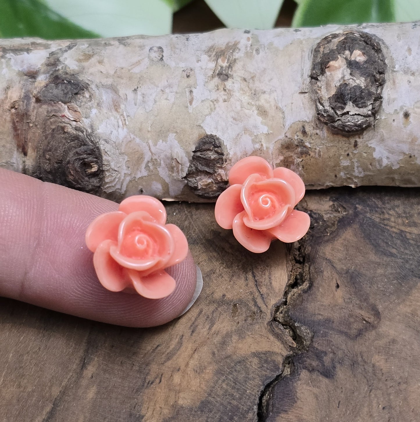 Das Bild zeigt 2 Cabochons Rose – 14mm – Altrosa – Romantische Akzente für deine Schmuckkreationen 🌸🌹