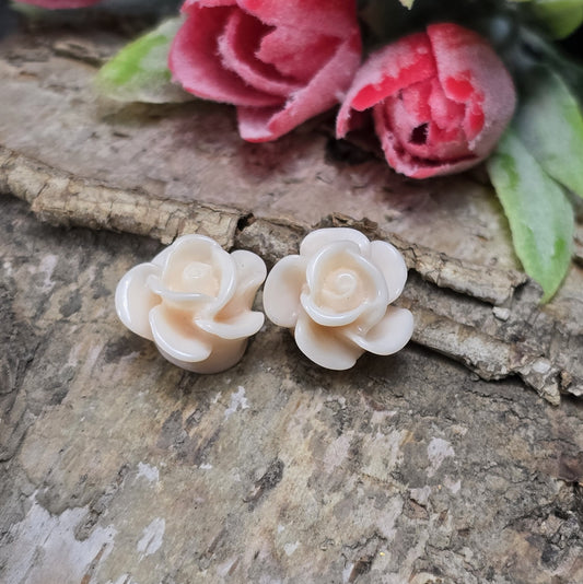 Das Bild zeigt 2 Cabochons Rose – 14mm – Pfirsich – Zarte Akzente für deine Schmuckkreationen 🍑🌹