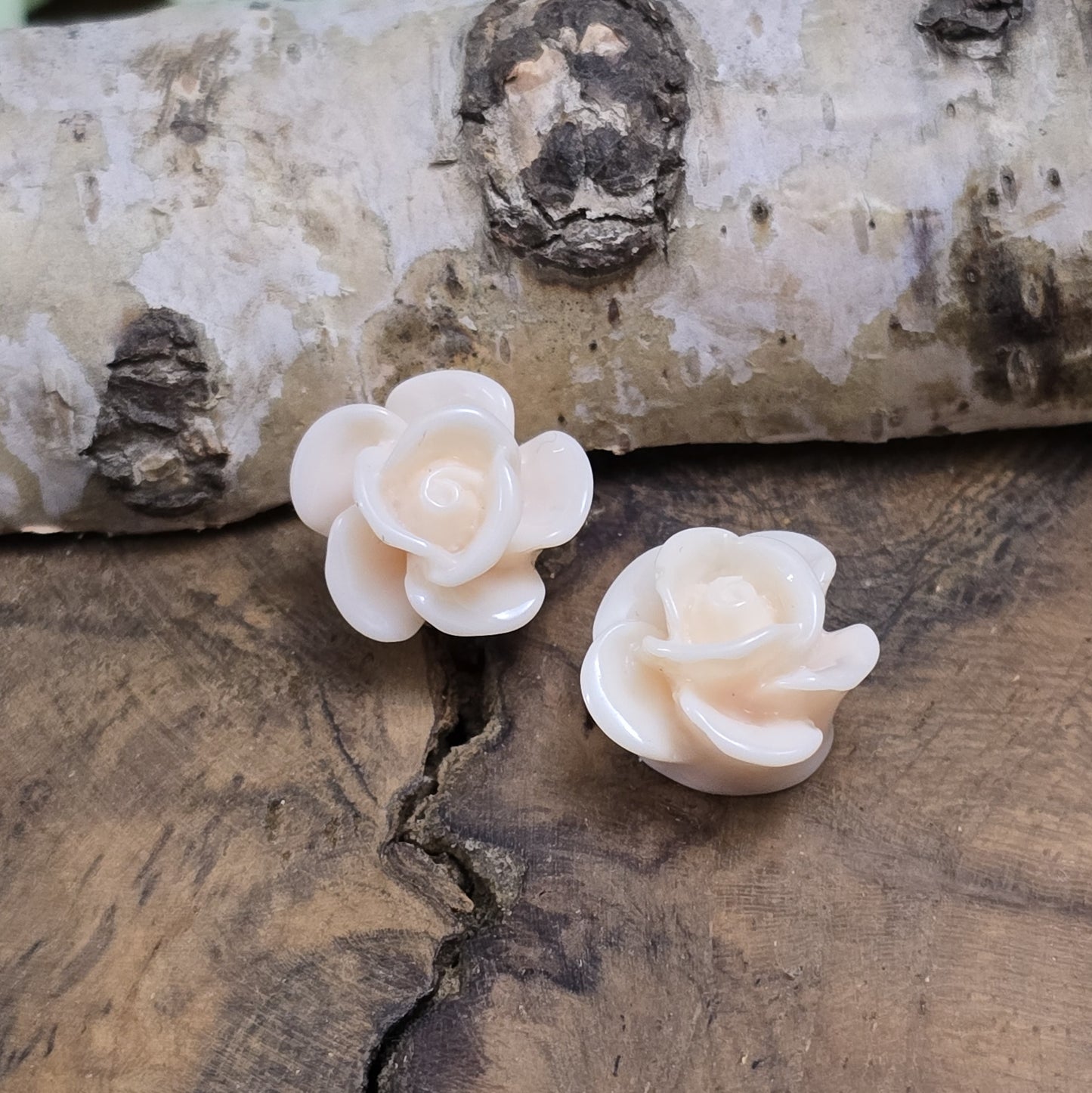 Das Bild zeigt 2 Cabochons Rose – 14mm – Pfirsich – Zarte Akzente für deine Schmuckkreationen 🍑🌹
