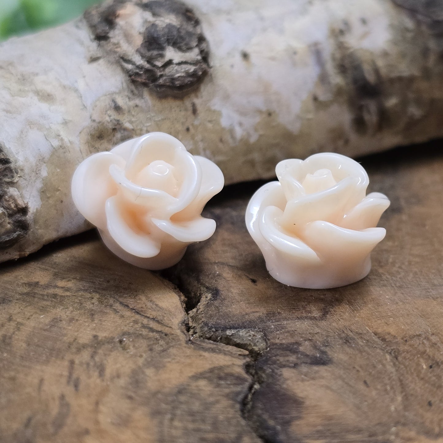 Das Bild zeigt 2 Cabochons Rose – 14mm – Pfirsich – Zarte Akzente für deine Schmuckkreationen 🍑🌹