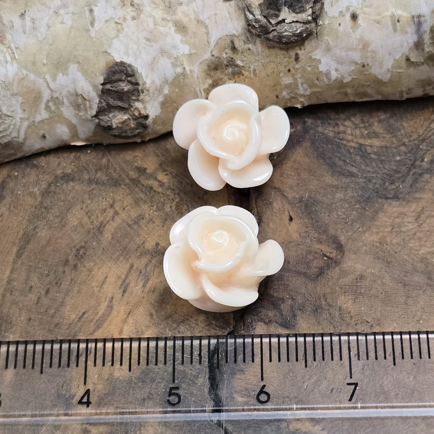 Das Bild zeigt 2 Cabochons Rose – 14mm – Pfirsich – Zarte Akzente für deine Schmuckkreationen 🍑🌹