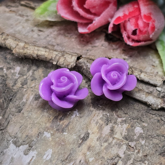 Das Bild zeigt 2 Cabochons Rose – 14mm – Violett – Mystische Akzente für deine Schmuckkreationen 💜🌹