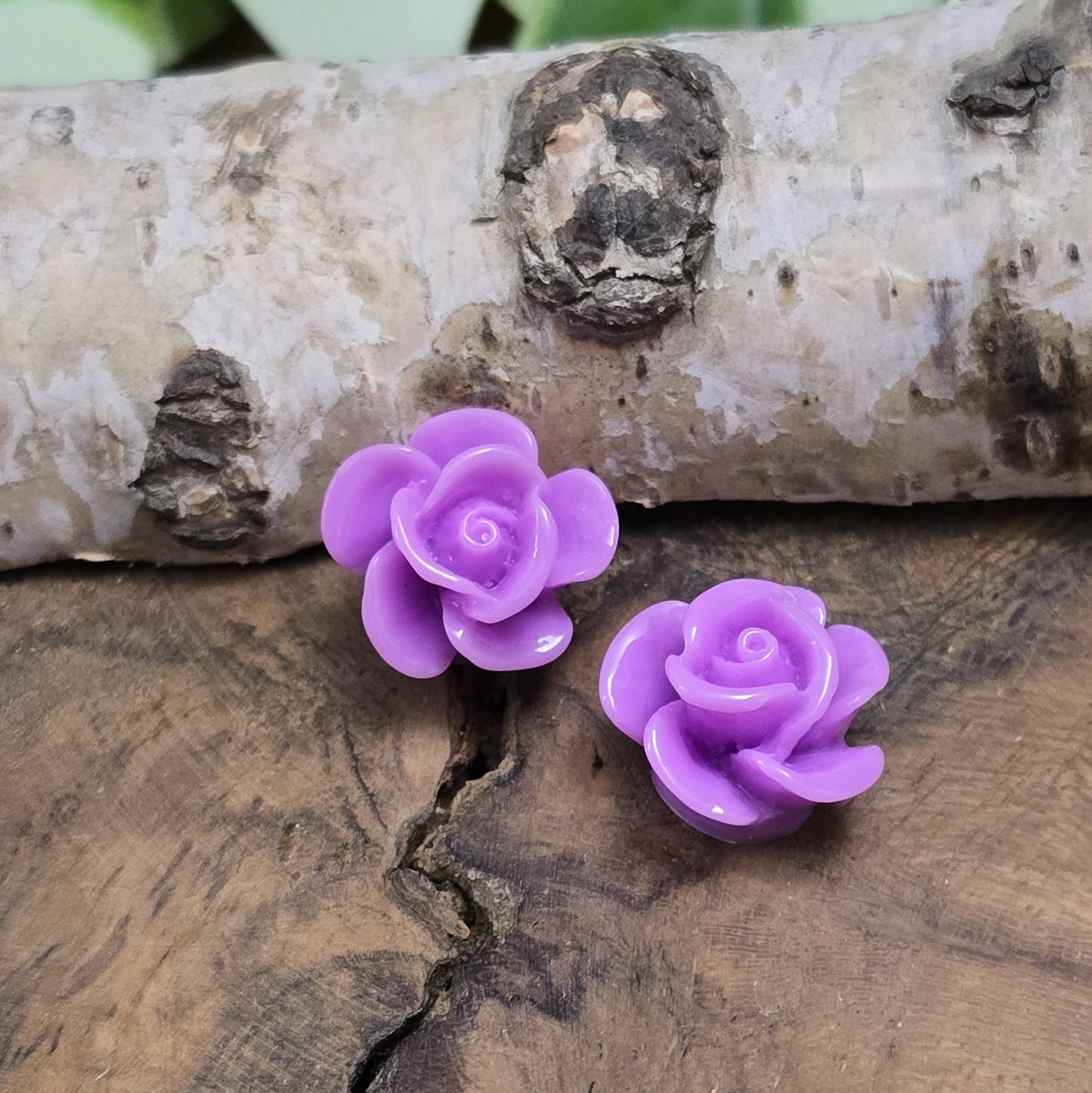 Das Bild zeigt 2 Cabochons Rose – 14mm – Violett – Mystische Akzente für deine Schmuckkreationen 💜🌹